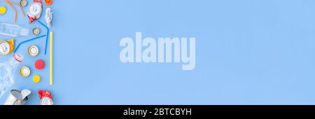 Recycelbarer verschiedener Müll bestehend aus Papier, Glas, Metall, Kunststoff auf blauem Hintergrund. Abfalltrennungskonzept. Flatlay, Kopierplatz. Banner. Stockfoto