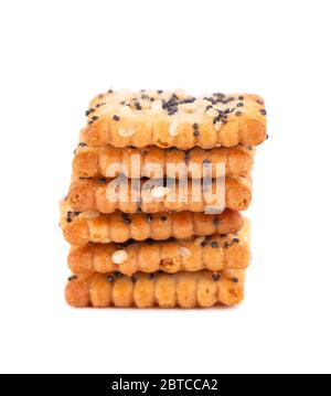 Quadratische Mohn Samen und Sesam Cracker isoliert auf weißem Hintergrund. Trockene Kekse isoliert. Salzige Snacks sind isoliert. Stockfoto