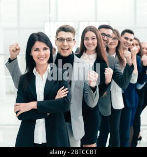 Fröhliche Gruppe verschiedener Jugendlicher, die in einer Reihe stehen Stockfoto