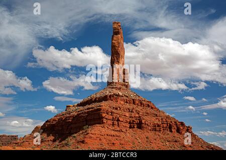 UT00595-00...UTAH - schmaler Sandstein butte erhebt sich über die Prärie im Tal der Götter. Stockfoto