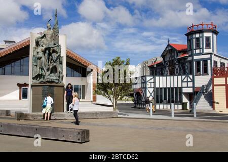 Skulptur 'Kupe Group' von William Trethewey auf Taranaki Street Wharf, Wellington City, North Island, Neuseeland Stockfoto