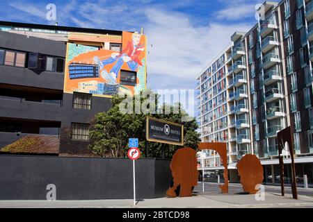 Skulptur 'pro Kopf' von Cathryn Monro vor dem Museum Hotel, Wellington City, North Island, Neuseeland Stockfoto