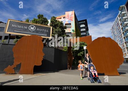 Skulptur 'pro Kopf' von Cathryn Monro vor dem Museum Hotel, Wellington City, North Island, Neuseeland Stockfoto