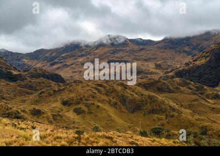 Nostalgischer stimmungsvolle Himmel im Paramo-Hochökosystem im Cajas Nationalpark, Anden, Cuenca, Ecuador. Stockfoto