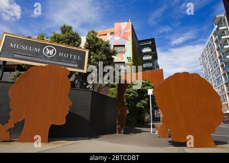 Skulptur 'pro Kopf' von Cathryn Monro vor dem Museum Hotel, Wellington City, North Island, Neuseeland Stockfoto