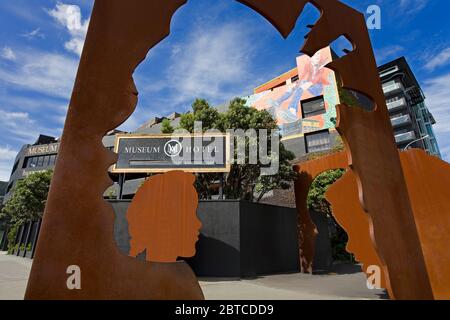 Skulptur 'pro Kopf' von Cathryn Monro vor dem Museum Hotel, Wellington City, North Island, Neuseeland Stockfoto