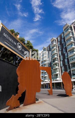 Skulptur 'pro Kopf' von Cathryn Monro vor dem Museum Hotel, Wellington City, North Island, Neuseeland Stockfoto