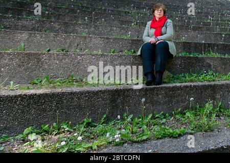 Kiel, Deutschland. Mai 2020. Sabine Sütterlin-Waack (CDU), Ministerin des Innern, des ländlichen Raums und der Integration in Schleswig-Holstein, schaut bei einer Fotosession in einem Freilufttheater in Kiel in die Kamera. Die 62-Jährige ist derzeit die einzige Innenministerin Deutschlands. Quelle: Frank Molter/dpa/Alamy Live News Stockfoto