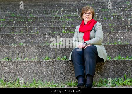 Kiel, Deutschland. Mai 2020. Sabine Sütterlin-Waack (CDU), Ministerin des Innern, des ländlichen Raums und der Integration in Schleswig-Holstein, schaut bei einer Fotosession in einem Freilufttheater in Kiel in die Kamera. Die 62-Jährige ist derzeit die einzige Innenministerin Deutschlands. Quelle: Frank Molter/dpa/Alamy Live News Stockfoto