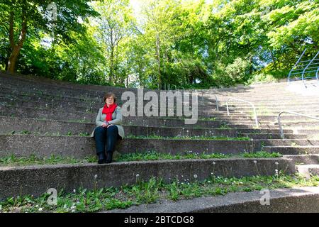 Kiel, Deutschland. Mai 2020. Sabine Sütterlin-Waack (CDU), Ministerin des Innern, des ländlichen Raums und der Integration in Schleswig-Holstein, schaut bei einer Fotosession in einem Freilufttheater in Kiel in die Kamera. Die 62-Jährige ist derzeit die einzige Innenministerin Deutschlands. Quelle: Frank Molter/dpa/Alamy Live News Stockfoto