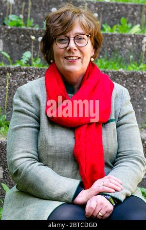 Kiel, Deutschland. Mai 2020. Sabine Sütterlin-Waack (CDU), Ministerin des Innern, des ländlichen Raums und der Integration in Schleswig-Holstein, schaut bei einer Fotosession in einem Freilufttheater in Kiel in die Kamera. Die 62-Jährige ist derzeit die einzige Innenministerin Deutschlands. Quelle: Frank Molter/dpa/Alamy Live News Stockfoto