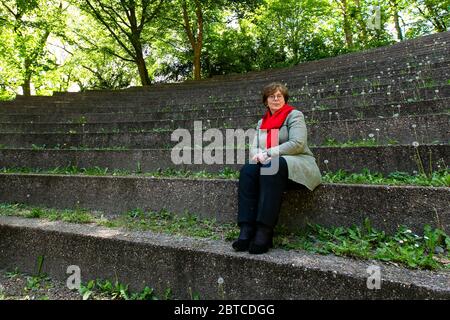 Kiel, Deutschland. Mai 2020. Sabine Sütterlin-Waack (CDU), Ministerin des Innern, des ländlichen Raums und der Integration in Schleswig-Holstein, schaut bei einer Fotosession in einem Freilufttheater in Kiel in die Kamera. Die 62-Jährige ist derzeit die einzige Innenministerin Deutschlands. Quelle: Frank Molter/dpa/Alamy Live News Stockfoto