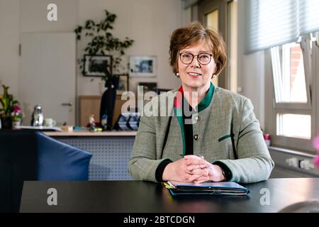 Kiel, Deutschland. Mai 2020. Sabine Sütterlin-Waack (CDU), Ministerin des Innern, des ländlichen Raums und der Integration in Schleswig-Holstein, schaut bei einer Fotosession in ihrem Büro in die Kamera. Die 62-Jährige ist derzeit die einzige Innenministerin Deutschlands. Quelle: Frank Molter/dpa/Alamy Live News Stockfoto