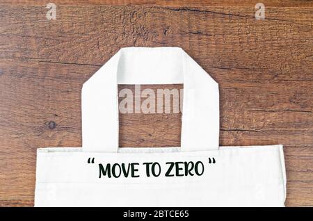 Gehen Sie zu „Keine Verschwendung“. Textile Öko Taschen auf Holzhintergrund. Umweltfreundliches und wiederverwendbare Konzept. Draufsicht oder flaches Lay Stockfoto