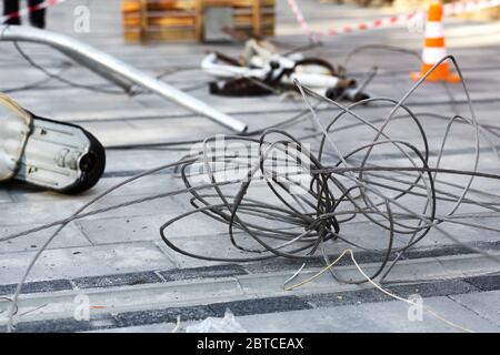 Austausch von Straßenbeleuchtung Laternen. Neue Lichter zur Beleuchtung der Straßen der Stadt vor der Installation. Stockfoto