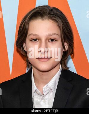 New York, NY - 12. Feb 2020: Julian Gray nimmt an der Premiere von 'Downhill' im SVA Theater Teil. Stockfoto