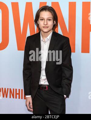 New York, NY - 12. Feb 2020: Julian Gray nimmt an der Premiere von 'Downhill' im SVA Theater Teil. Stockfoto