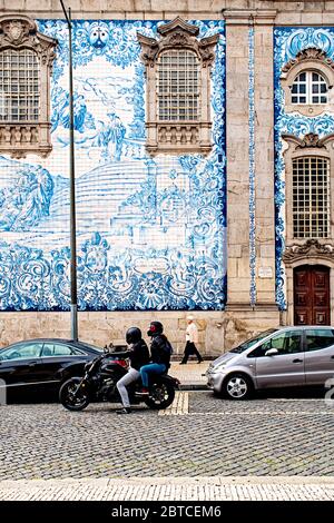 Seitliche Ansicht der Carmo Kathedrale in Porto, Portugal Stockfoto