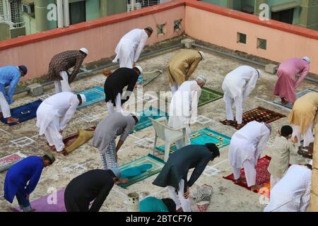 Dhaka, Bangladesch. Mai 2020. Die Muslime in Bangladesch führen Eid al-Fitr-Gebete auf dem Dach eines Wohngebäudes durch, während sie sich in der Krise des Coronavirus (Covid-19) in sicherer Entfernung befinden.Eid wird normalerweise von Familien gefeiert, die sich versammeln. Aber die meisten muslimischen Länder, darunter Bangladesch, auf der ganzen Welt haben ihre Bürger aufgefordert, ihre Bewegung und den persönlichen Kontakt während der diesjährigen Feierlichkeiten wegen der Coronavirus-Pandemie einzuschränken. Quelle: SOPA Images Limited/Alamy Live News Stockfoto