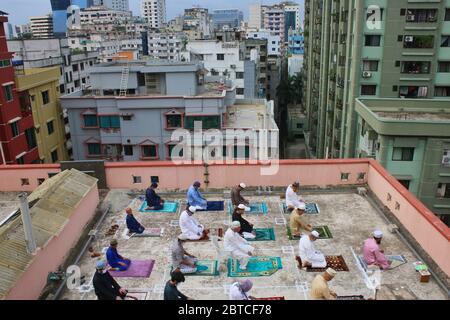 Dhaka, Bangladesch. Mai 2020. Die Muslime in Bangladesch führen Eid al-Fitr-Gebete auf dem Dach eines Wohngebäudes durch, während sie sich in der Krise des Coronavirus (Covid-19) in sicherer Entfernung befinden.Eid wird normalerweise von Familien gefeiert, die sich versammeln. Aber die meisten muslimischen Länder, darunter Bangladesch, auf der ganzen Welt haben ihre Bürger aufgefordert, ihre Bewegung und den persönlichen Kontakt während der diesjährigen Feierlichkeiten wegen der Coronavirus-Pandemie einzuschränken. Quelle: SOPA Images Limited/Alamy Live News Stockfoto