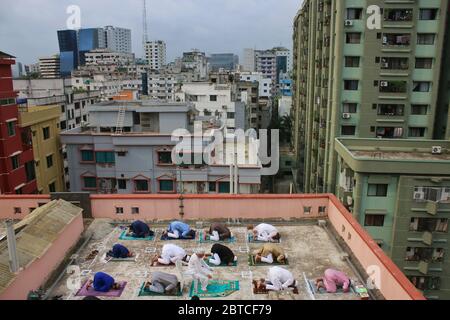 Dhaka, Bangladesch. Mai 2020. Die Muslime in Bangladesch führen Eid al-Fitr-Gebete auf dem Dach eines Wohngebäudes durch, während sie sich in der Krise des Coronavirus (Covid-19) in sicherer Entfernung befinden.Eid wird normalerweise von Familien gefeiert, die sich versammeln. Aber die meisten muslimischen Länder, darunter Bangladesch, auf der ganzen Welt haben ihre Bürger aufgefordert, ihre Bewegung und den persönlichen Kontakt während der diesjährigen Feierlichkeiten wegen der Coronavirus-Pandemie einzuschränken. Quelle: SOPA Images Limited/Alamy Live News Stockfoto