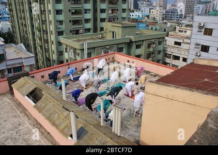 Dhaka, Bangladesch. Mai 2020. Die Muslime in Bangladesch führen Eid al-Fitr-Gebete auf dem Dach eines Wohngebäudes durch, während sie sich in der Krise des Coronavirus (Covid-19) in sicherer Entfernung befinden.Eid wird normalerweise von Familien gefeiert, die sich versammeln. Aber die meisten muslimischen Länder, darunter Bangladesch, auf der ganzen Welt haben ihre Bürger aufgefordert, ihre Bewegung und den persönlichen Kontakt während der diesjährigen Feierlichkeiten wegen der Coronavirus-Pandemie einzuschränken. Quelle: SOPA Images Limited/Alamy Live News Stockfoto