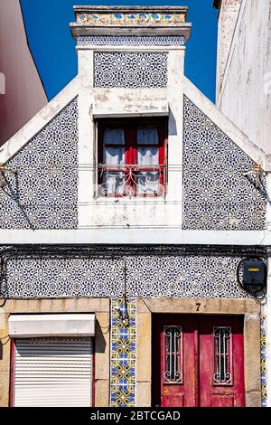 Kleines Haus mit kunstvollen Azulejo-Fliesen in Aveiro, Portugal Stockfoto