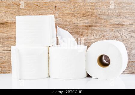 Weißes Küchenpapier Handtuch, Toilettenpapier, Papiertaschentücher, Wattepads auf einem Holztisch Stockfoto