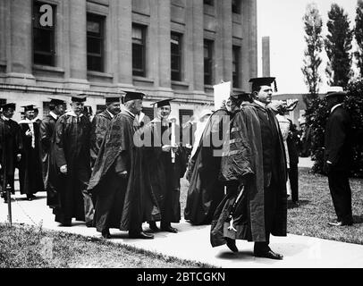 Alumni am 4. Juni 1913 Beginn der Columbia University, darunter Dr. Alexis Carrel im Zentrum mit dem Gesicht zur Kamera Stockfoto