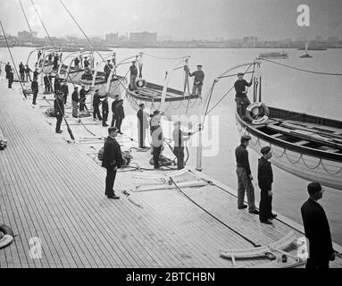 Drill, Holland America Line - Rettungsboote, die zur Markteinführung von CA bereit sind. 1910-1915 Stockfoto