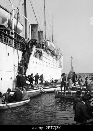 Aussteigen aus einem Schiff, Algier, Algerien. 1899 Stockfoto