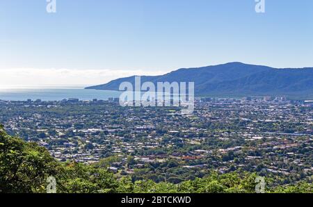 Die Stadtlandschaft von Cairns und Trinity Inlet an einem klaren (fast) Wintermorgen, wie aus einem Aussichtspunkt in den Vorstadthügeln entlang der Lake Morris Road. Stockfoto