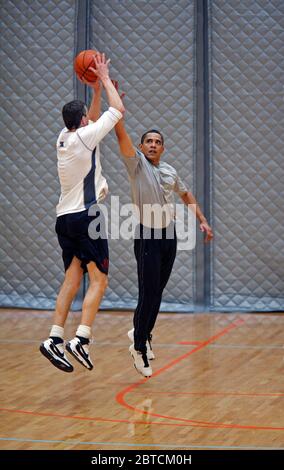 Präsident Barack Obama spielt Basketball des US-Außenministeriums Innenraum, Washington, D.C. mit Bildungsminister Arne Duncan, 2/28/09. Stockfoto