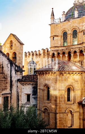 Aus nächster Nähe zur Kathedrale SE Velha in Coimbra, Portugal Stockfoto