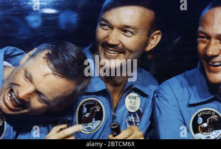 KENNEDY SPACE CENTER, Fla. - Die Apollo 11 Astronauten, von Links nach Rechts, Neil A Armstrong, Michael Collins und Edwin E. Aldrin Jr. Anteil Witze mit Gratulanten auf der anderen Seite der Fenster Ihrer mobilen Quarantäneeinrichtung an Bord der USS Hornet. Die Astronauten gespritzt, um 12:50 Uhr EDT an der Fertigstellung ihrer historischen acht - Tag der ersten bemannten Mondlandung. Stockfoto