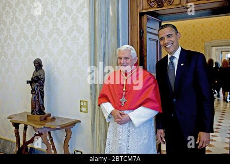 Us-Präsident Barack Obama trifft sich mit Papst Benedikt XVI. im Vatikan am 10. Juli 2009. Stockfoto
