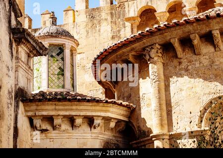 Architektonische Details der Kathedrale SE Velha in Coimbra, Portugal Stockfoto