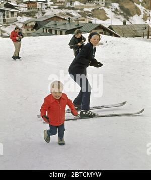 Königliche Familie mit Winterurlaub in Lech. Prinzessin Beatrix mit Prinz Constantijn in Lech, Österreich (, 4. März 1972) Stockfoto