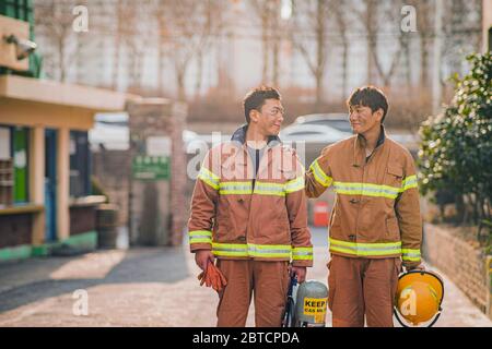 Asiatischer Mann und Frau Feuerwehrmann Porträt, junge lächelnde Feuerwehrmann in Uniform 365 Stockfoto