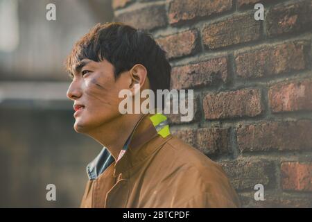 Asiatischer Mann und Frau Feuerwehrmann Porträt, junge lächelnde Feuerwehrmann in Uniform 370 Stockfoto