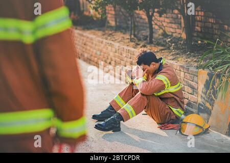 Asiatischer Mann und Frau Feuerwehrmann Porträt, junge lächelnde Feuerwehrmann in Uniform 378 Stockfoto