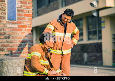 Asiatischer Mann und Frau Feuerwehrmann Porträt, junge lächelnde Feuerwehrmann in Uniform 356 Stockfoto