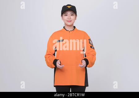 Asiatischer Mann und Frau Feuerwehrmann Porträt, junge lächelnde Feuerwehrmann in Uniform 188 Stockfoto