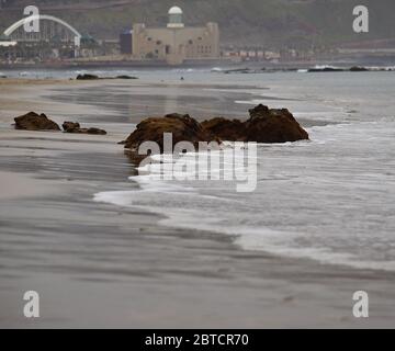 Sandstrand mit einigen Felsen bei Ebbe, Las Canteras, Las Palmas de Gran Canaria, Kanarische Inseln Stockfoto