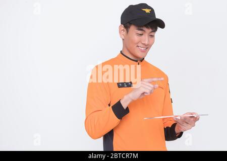 Asiatischer Mann und Frau Feuerwehrmann Porträt, junge lächelnde Feuerwehrmann in Uniform 104 Stockfoto