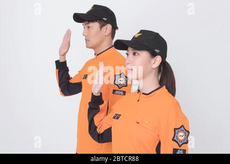 Asiatischer Mann und Frau Feuerwehrmann Porträt, junge lächelnde Feuerwehrmann in Uniform 108 Stockfoto