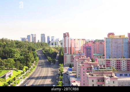 PJÖNGJANG, NORDKOREA (DVRK) - 14. SEPTEMBER 2017: Luftaufnahme des neuen Wohnkomplexes, der geflügelten Pferdestatue Chonllima und des Großdenkmals Mansudae. Stockfoto