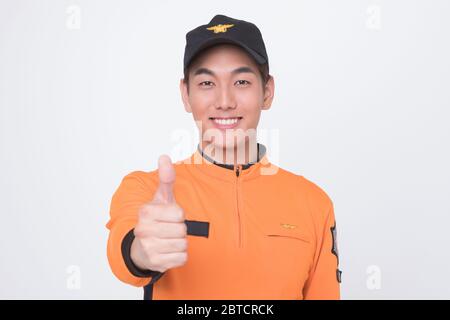 Asiatischer Mann und Frau Feuerwehrmann Porträt, junge lächelnde Feuerwehrmann in Uniform 064 Stockfoto