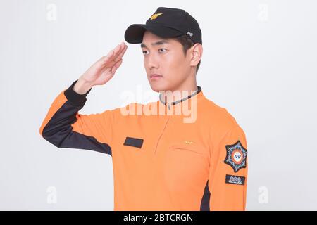 Asiatischer Mann und Frau Feuerwehrmann Porträt, junge lächelnde Feuerwehrmann in Uniform 006 Stockfoto