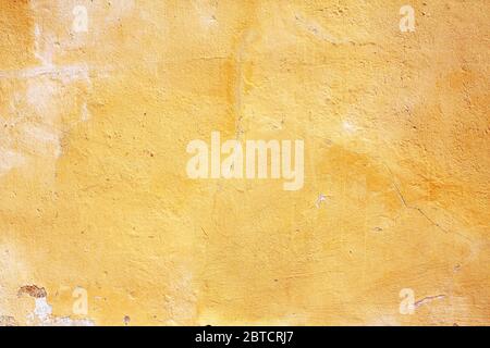 Grunge Hintergrund mit alten Stuck Wand Textur von gelber Farbe Stockfoto